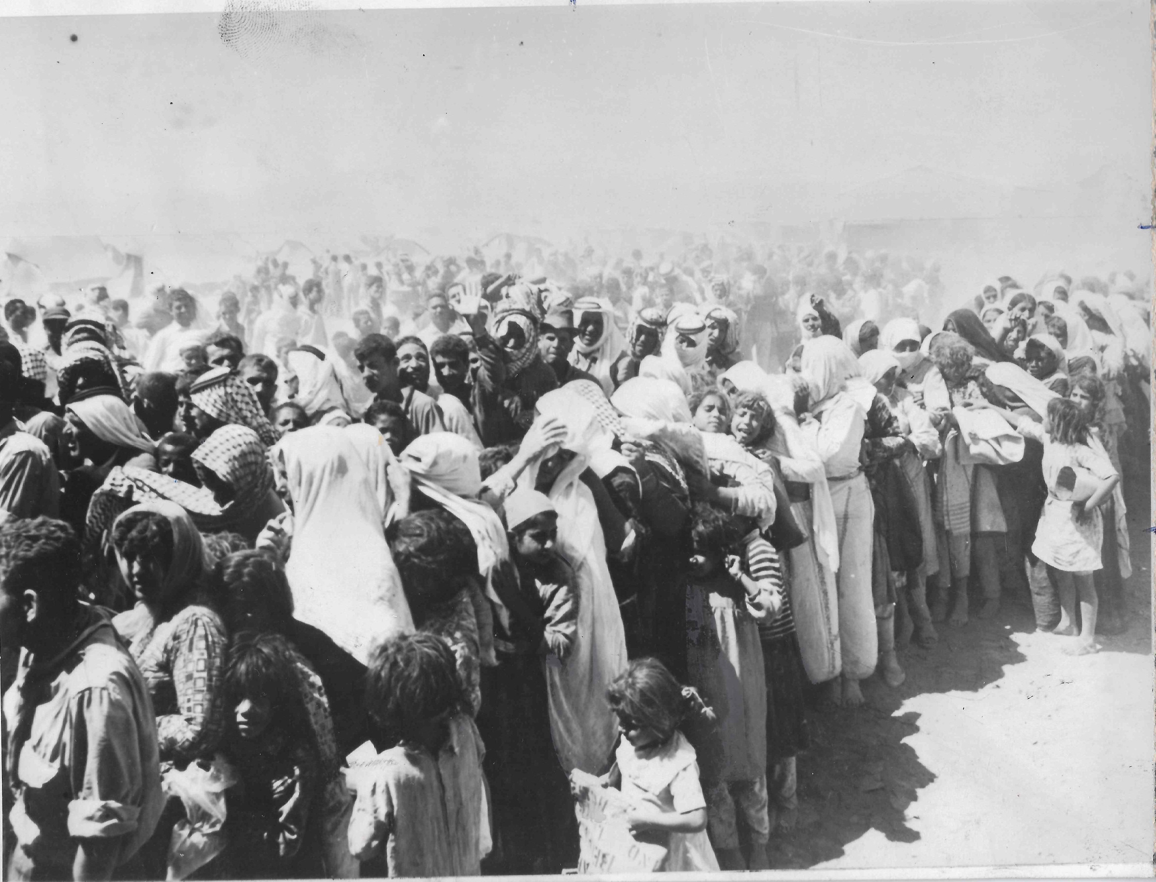  الفلسطينييون الذين عبروا إلى الاردن عام 1967.jpg