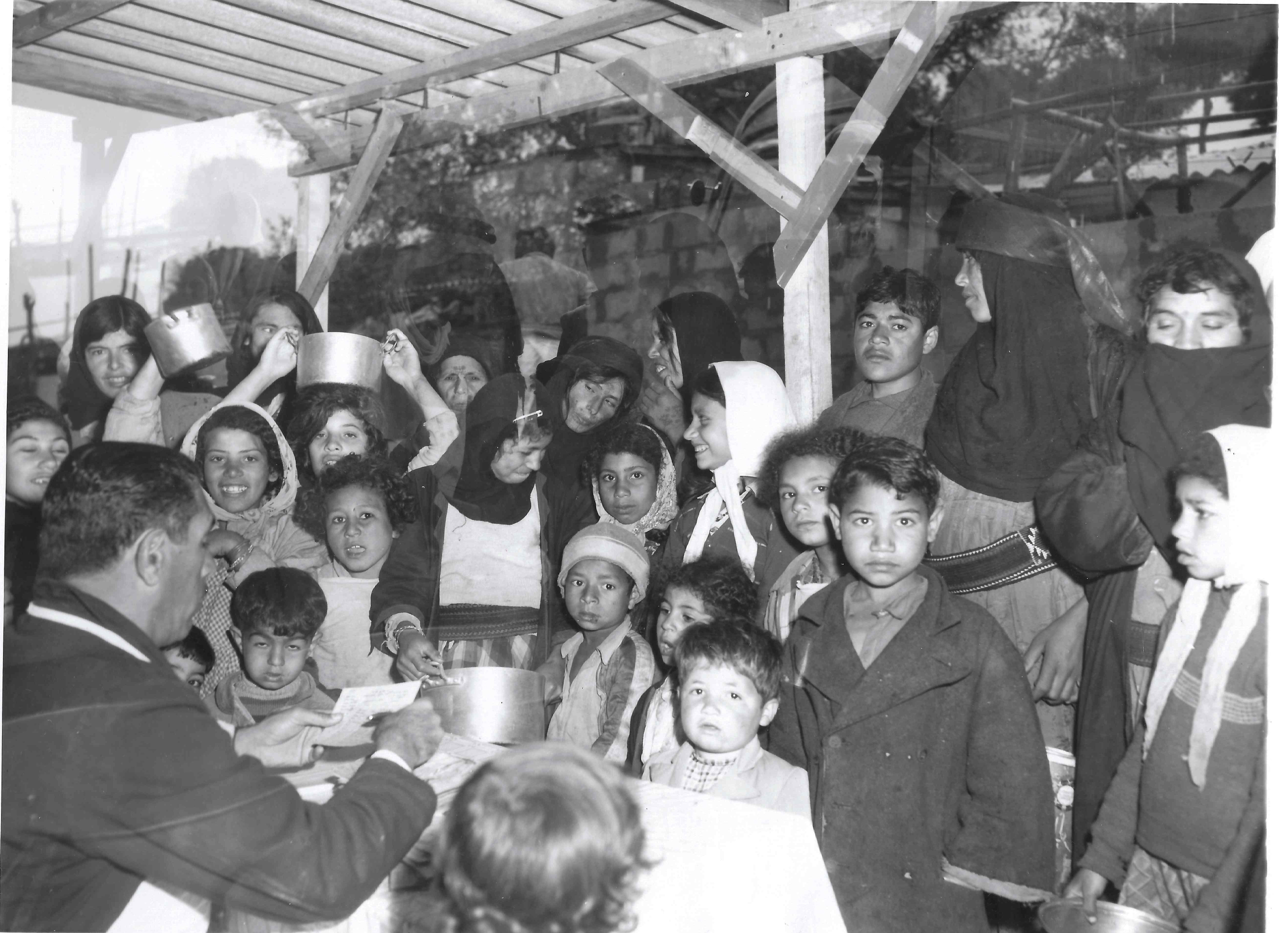  الحليب على اطفال احد مخيمات اللاجئين الفلسطينيين في لبنان عام 1956.jpg
