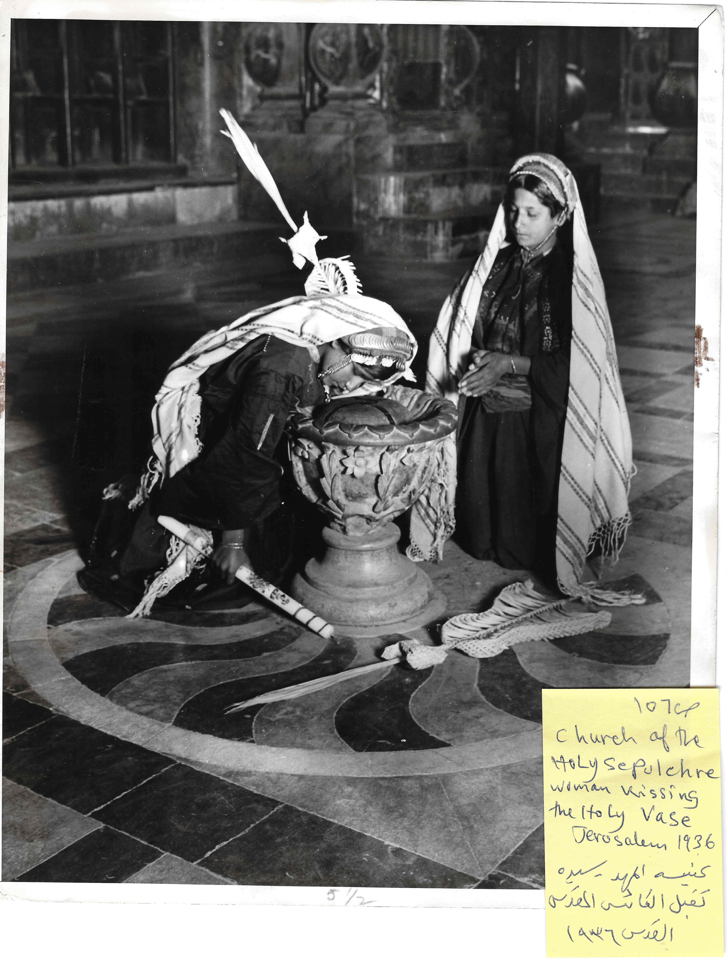  المهد - سيدة تقبل الكأس المقدس عام 1936.jpg