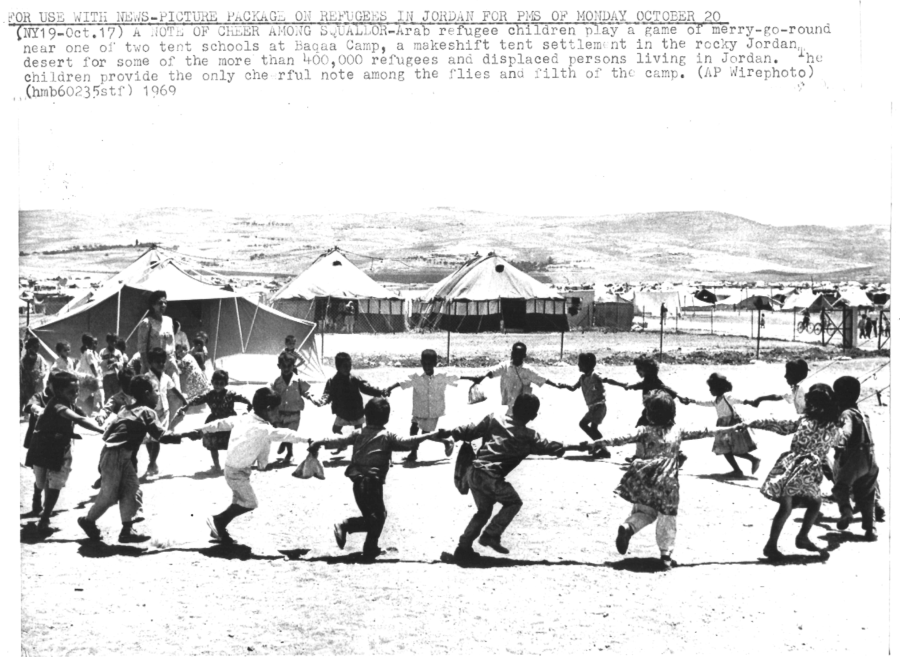  يلعبون في احد مخيمات اللجوء في الاردن عام 1969.jpg