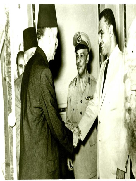  أبو شرخ يصافح الرئيس جمال عبد الناصر.jpg