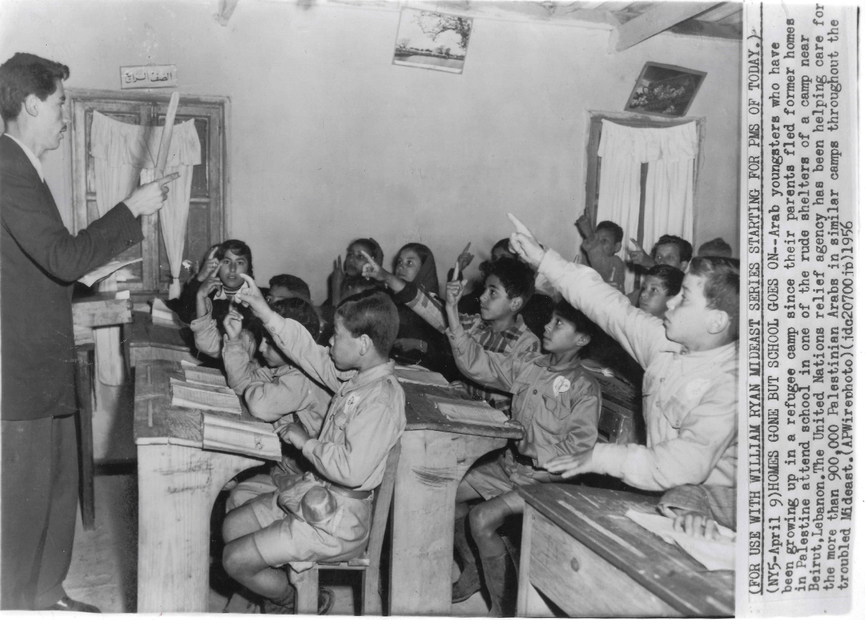  تعليمي في احدا مخيمات اللاجئين الفلسطينيين في لبنان عام 1956.jpg